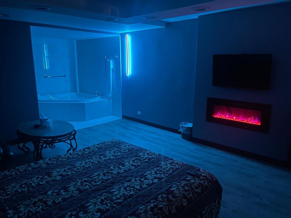 Queen Suite with Spa Bath