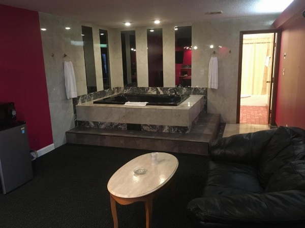 Midway Inn & Suites image 16