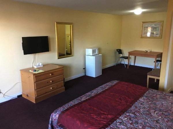 Midway Inn & Suites image 8