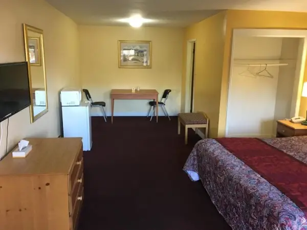 Midway Inn & Suites 7