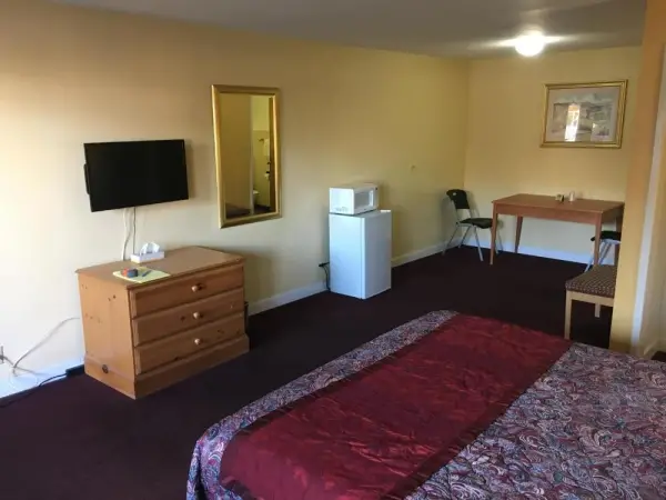 Midway Inn & Suites 8